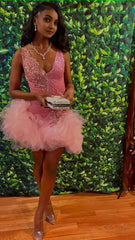 Netter V -Hals rosa kurzes Heimkehrkleid und untere Tüll Rüschen, rosa Geburtstags -Outfit -Kleid