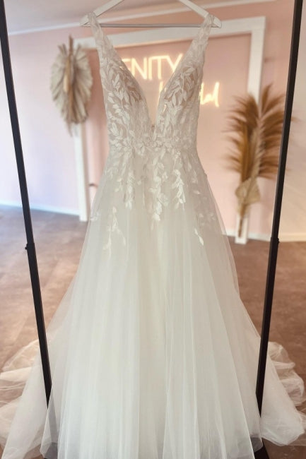 Fabulous Sweetheart Long V-Neck Sleeveless Lace Wedding Dresses Online
