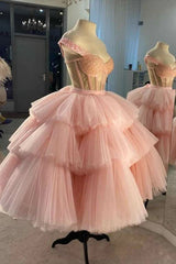 Utanför axeln tiered rosa hemkommande klänning