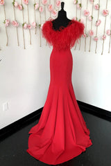 लाल प्रोम पोशाक मरमेड वी गर्दन लंबी पार्टी शाम की पोशाक पंखों के साथ