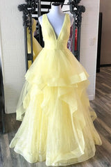 Жовта випускна сукня Лінія глибокої v шиї Легке вечірнє вечірнє плаття з рушами