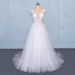 Wedding Dress Elegant, Flowy A-line Long V-neck Lace Tulle Beach Wedding Dresses Bridal Gowns