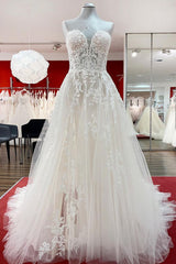 Wedding Dress Outlet, Beautiful Long A-line Strapless Tulle Ivory Wedding Dress with Appliques Lace