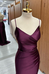 कैबर्नेट साटन वी नेक लेस-अप बैक प्लीटेड लॉन्ग प्रोम ड्रेस के साथ गाद