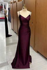 Каберне сатин V Шея с плиссированным длинным выпускным платьем с илом с илом