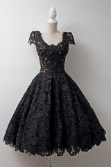Party Dress For Girl, Short Timeless Scoop Knee-Length Cap Sleeves Black Lace Homecoming Dresses